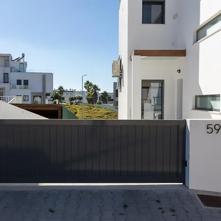 فيلة Silver Coast لورينها