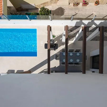 فيلة Silver Coast لورينها