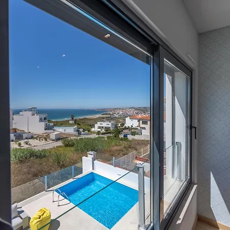 فيلة Silver Coast لورينها